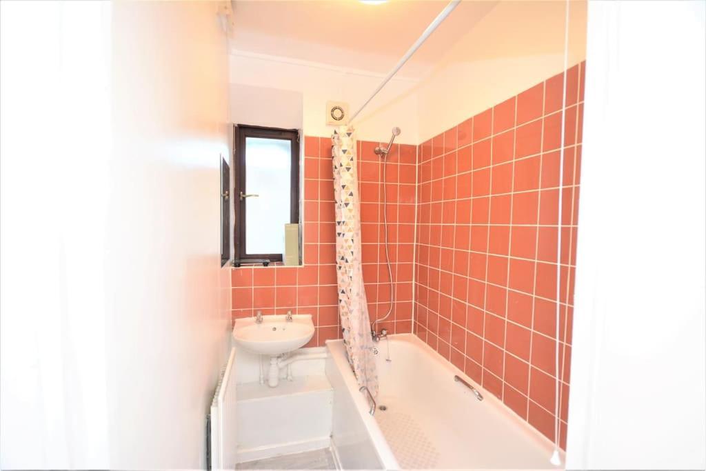Lovely 4 Bedroom Apartment Close To The City Walking Distance From The Rivere View London Luaran gambar