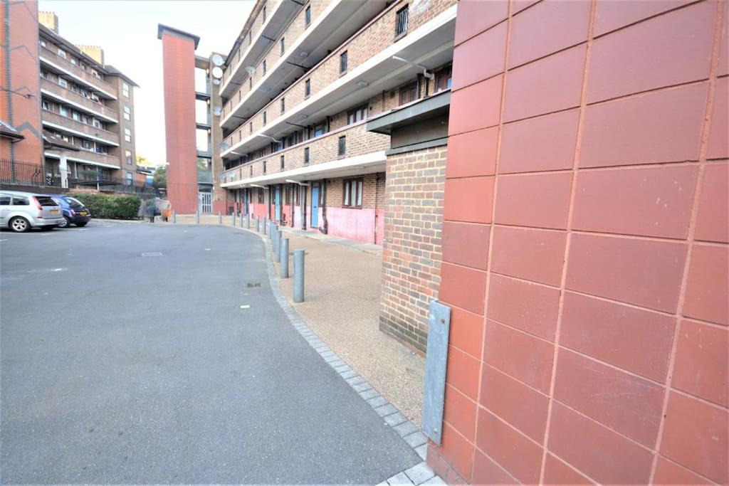 Lovely 4 Bedroom Apartment Close To The City Walking Distance From The Rivere View London Luaran gambar