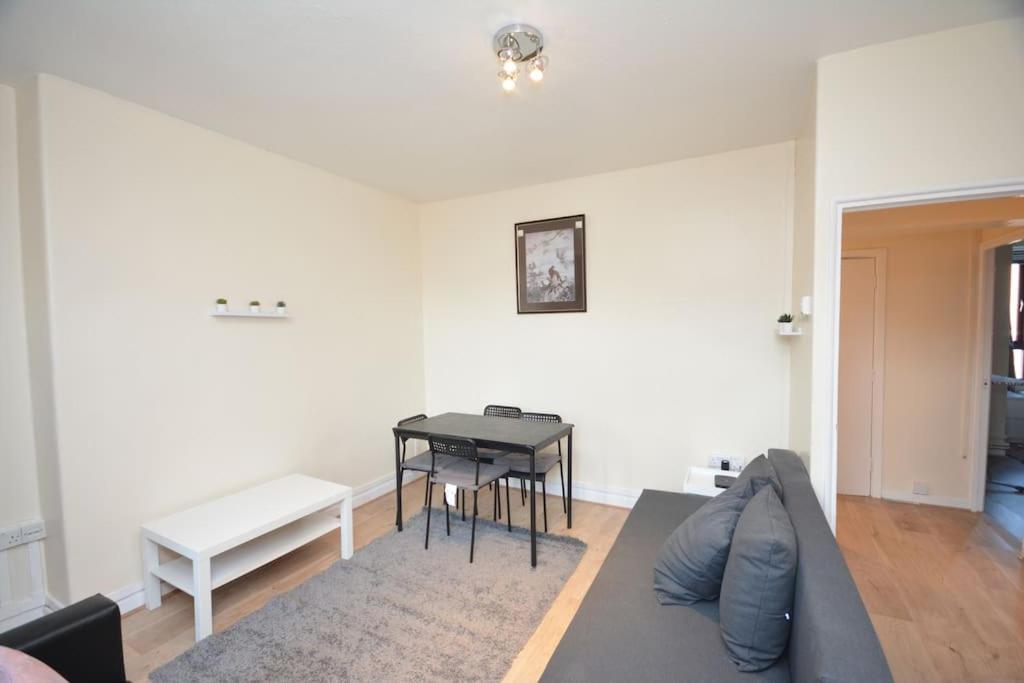 Lovely 4 Bedroom Apartment Close To The City Walking Distance From The Rivere View London Luaran gambar
