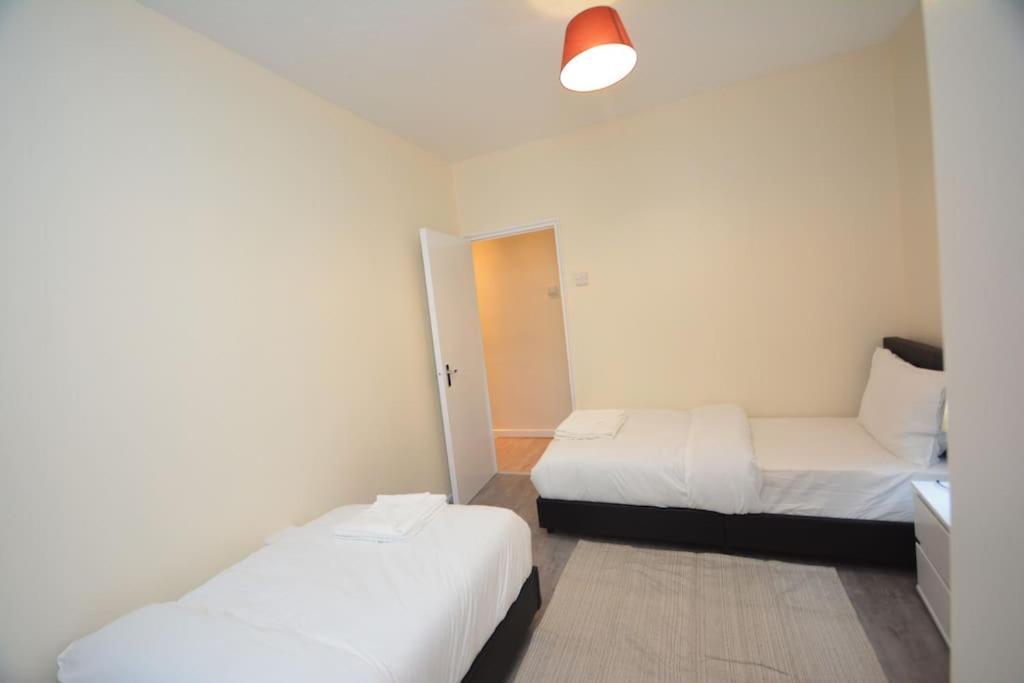 Lovely 4 Bedroom Apartment Close To The City Walking Distance From The Rivere View London Luaran gambar