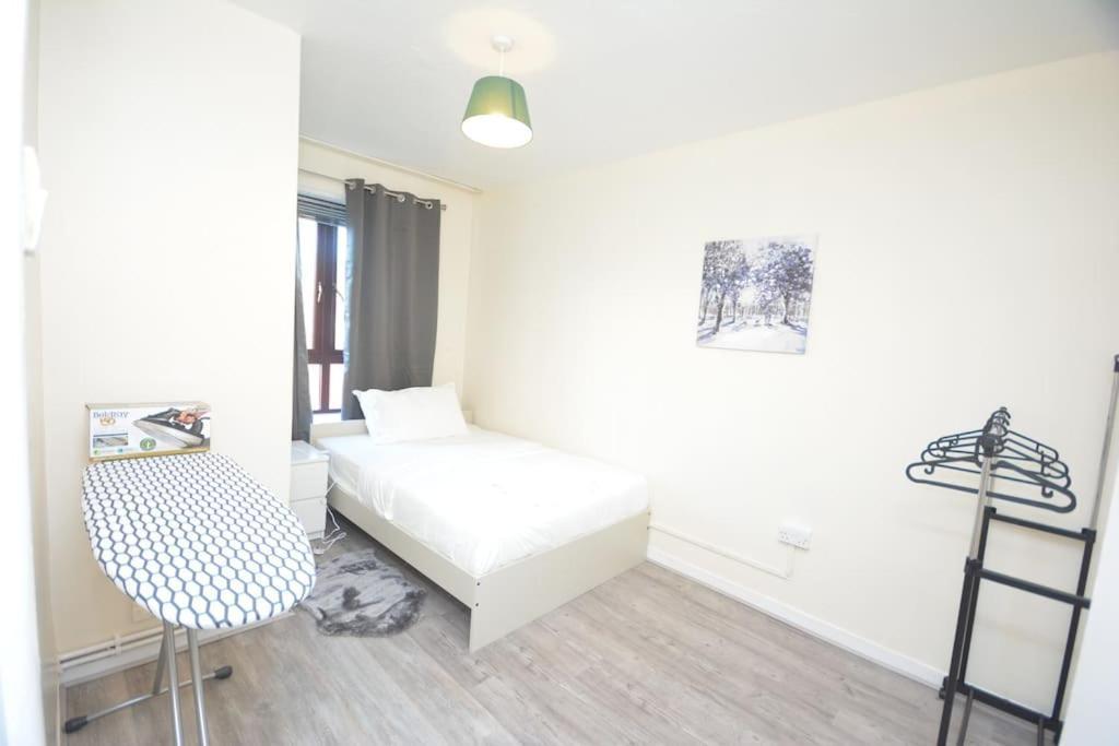 Lovely 4 Bedroom Apartment Close To The City Walking Distance From The Rivere View London Luaran gambar