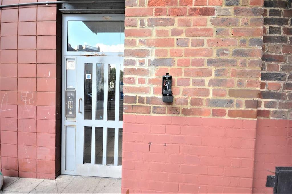Lovely 4 Bedroom Apartment Close To The City Walking Distance From The Rivere View London Luaran gambar