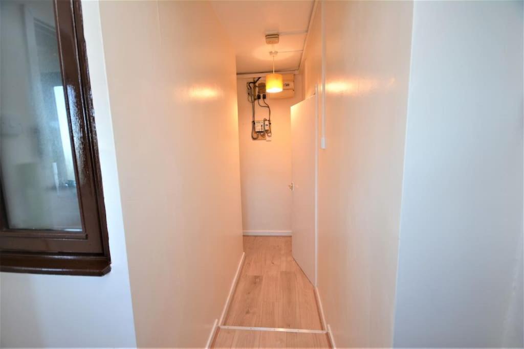 Lovely 4 Bedroom Apartment Close To The City Walking Distance From The Rivere View London Luaran gambar