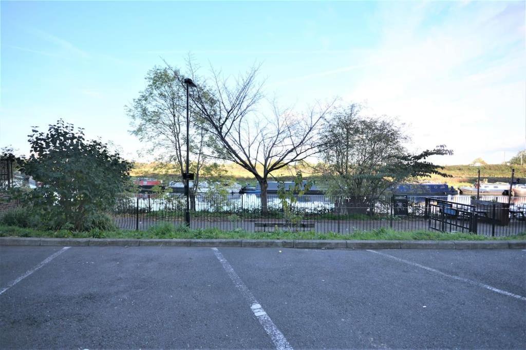 Lovely 4 Bedroom Apartment Close To The City Walking Distance From The Rivere View London Luaran gambar