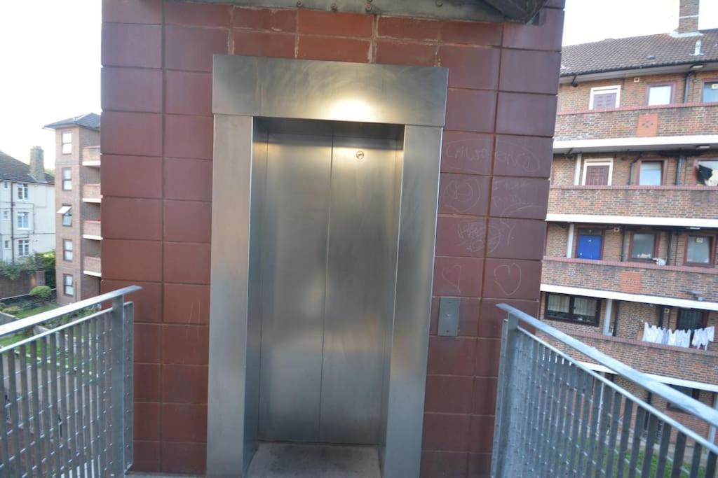 Lovely 4 Bedroom Apartment Close To The City Walking Distance From The Rivere View London Luaran gambar