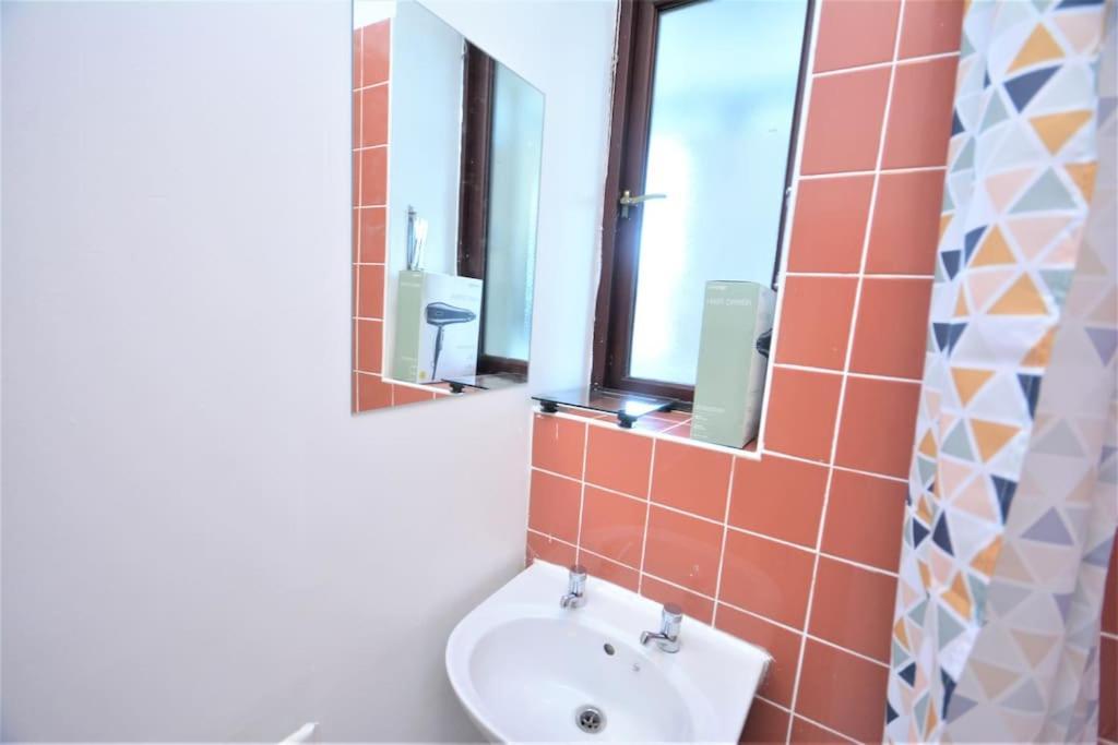 Lovely 4 Bedroom Apartment Close To The City Walking Distance From The Rivere View London Luaran gambar